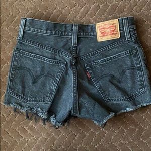 Black Levi’s high waisted shorts